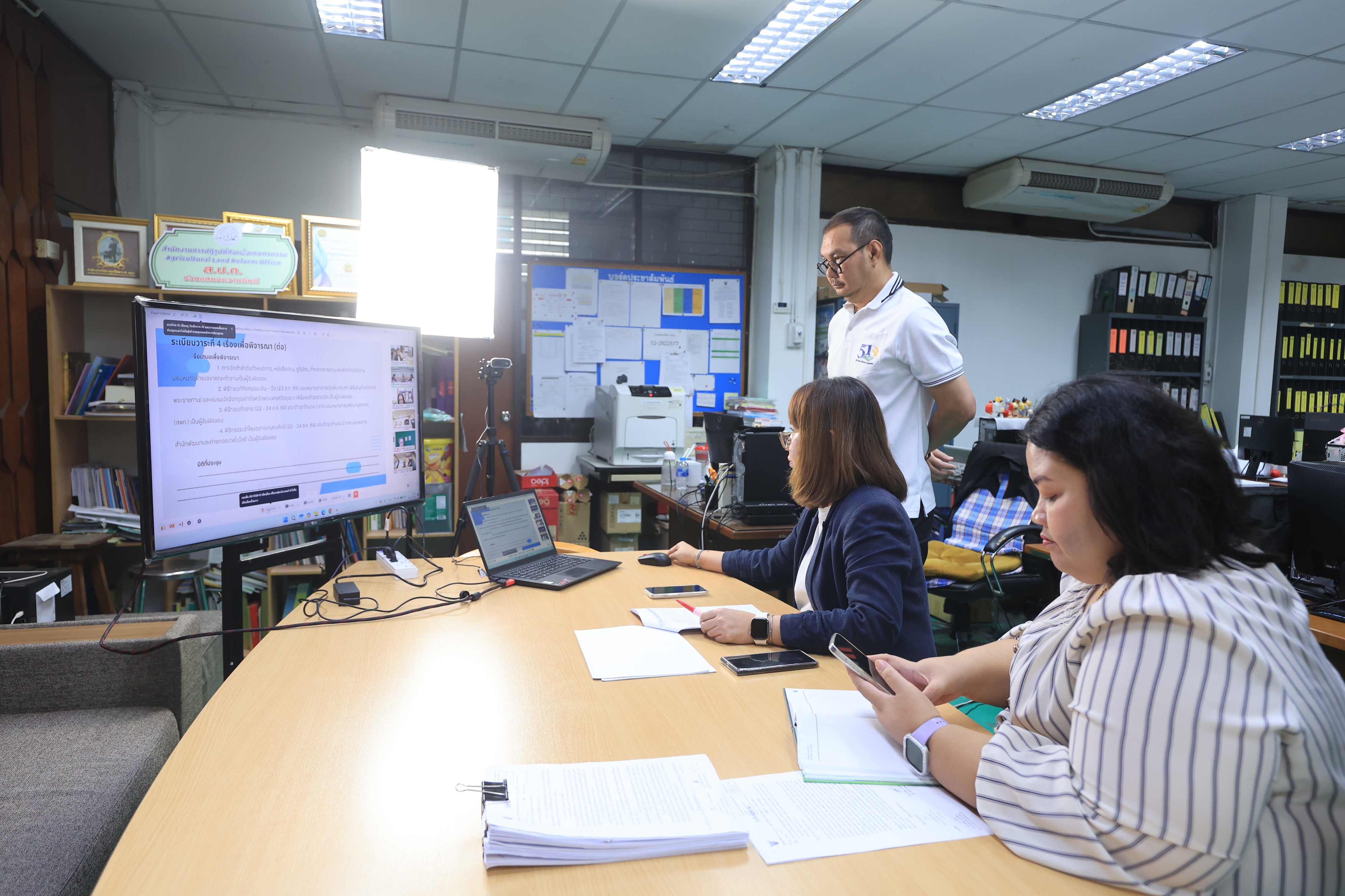 title - ส.ป.ก. ประชุมคณะทำงานฝ่ายพิธีกการ ต้อนรับ และประชาสัมพันธ์ ภายใต้คณะทำงานจัดงาน “สืบสานพระราชปณิธาน สร้างงานเกษตรกรรม เลิศล้ำ งานหัตถศิลป์ ท่องเที่ยวถิ่นวิถีไทย